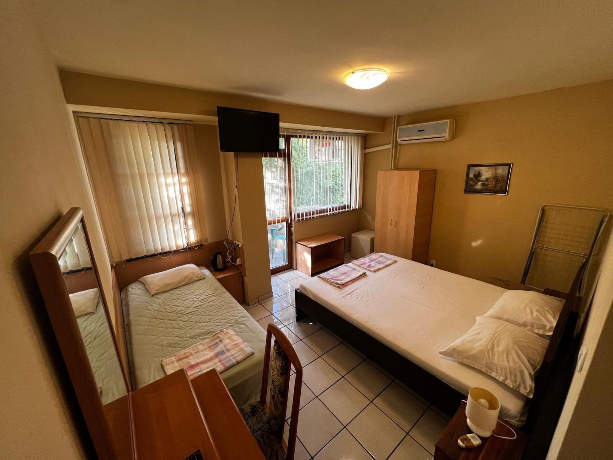 Hotel Dvete Brezi Burgas Exterior foto